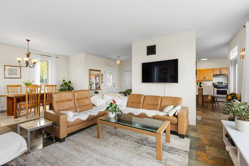 2286 Carmi Road, Penticton, BC - Indoor Photo Showing Living Room