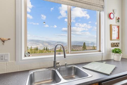 2286 Carmi Road, Penticton, BC - Indoor Photo Showing Kitchen With Double Sink