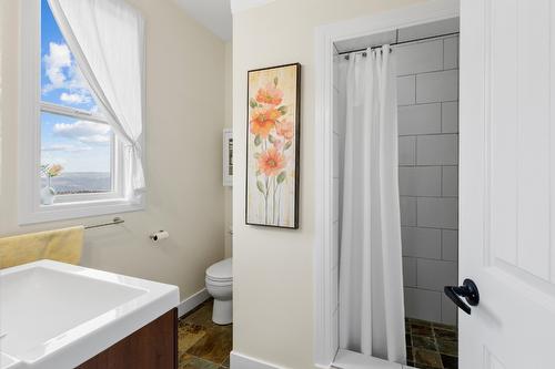 2286 Carmi Road, Penticton, BC - Indoor Photo Showing Bathroom