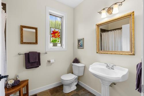 2286 Carmi Road, Penticton, BC - Indoor Photo Showing Bathroom