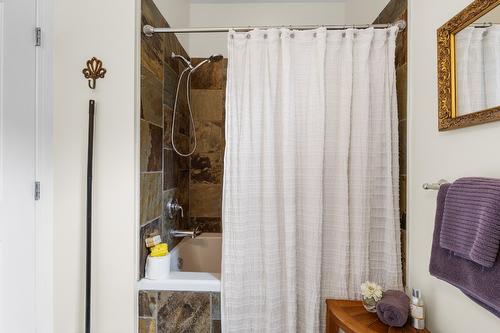 2286 Carmi Road, Penticton, BC - Indoor Photo Showing Bathroom