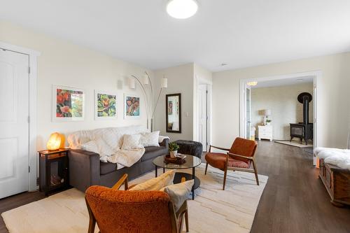 2286 Carmi Road, Penticton, BC - Indoor Photo Showing Living Room