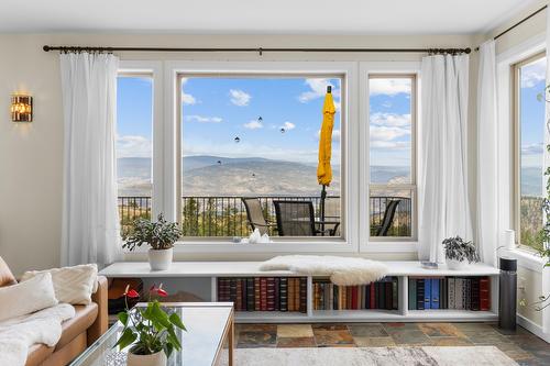 2286 Carmi Road, Penticton, BC - Indoor Photo Showing Living Room