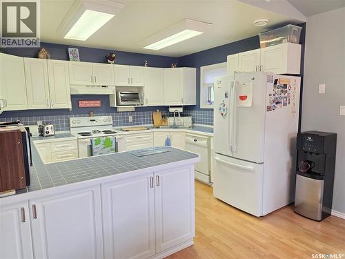504 Mistusinne Crescent, Mistusinne, SK - Indoor Photo Showing Kitchen