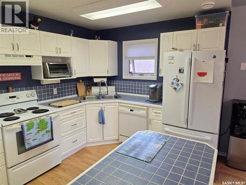 504 Mistusinne Crescent, Mistusinne, SK - Indoor Photo Showing Kitchen With Double Sink