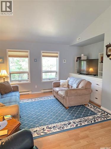 504 Mistusinne Crescent, Mistusinne, SK - Indoor Photo Showing Living Room