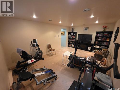 504 Mistusinne Crescent, Mistusinne, SK - Indoor Photo Showing Gym Room