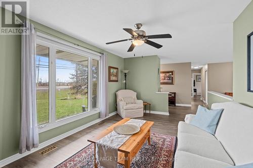 6481 Rideau Valley Drive N, Ottawa, ON - Indoor Photo Showing Living Room