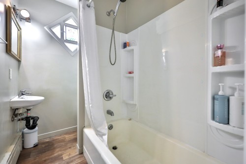 Bathroom - 187  - 189 Rue Principale S., Maniwaki, QC - Indoor Photo Showing Bathroom