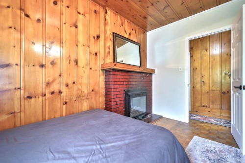 Bedroom - 187  - 189 Rue Principale S., Maniwaki, QC - Indoor Photo Showing Bedroom With Fireplace