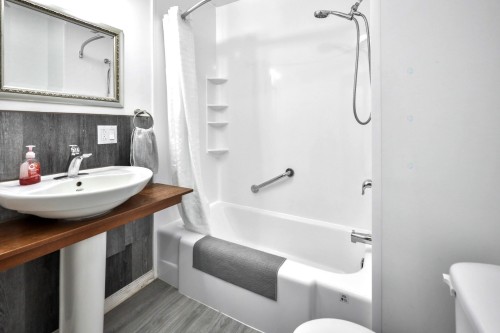 Bathroom - 187  - 189 Rue Principale S., Maniwaki, QC - Indoor Photo Showing Bathroom