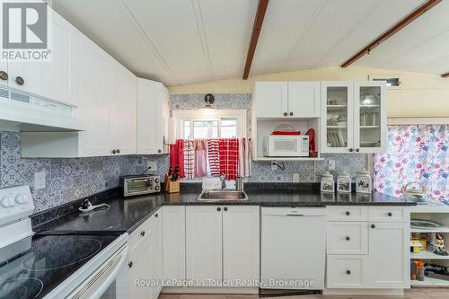 30 Lakeshore Road, Midland, ON - Indoor Photo Showing Kitchen