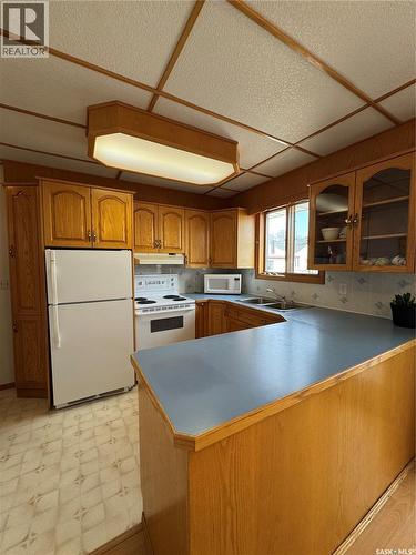 715 6Th Avenue, Hudson Bay, SK - Indoor Photo Showing Kitchen