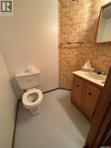 715 6Th Avenue, Hudson Bay, SK - Indoor Photo Showing Bathroom