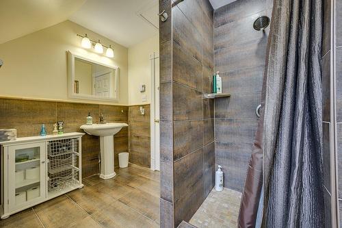 Living room - 247 Ch. Des Cèdres, Sainte-Anne-Des-Lacs, QC - Indoor Photo Showing Bathroom
