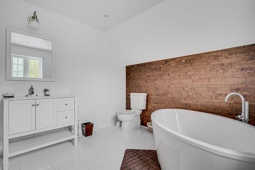 Bathroom - 247 Ch. Des Cèdres, Sainte-Anne-Des-Lacs, QC - Indoor Photo Showing Bathroom