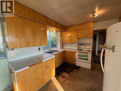 11415 Giants Head Road, Summerland, BC - Indoor Photo Showing Kitchen With Double Sink