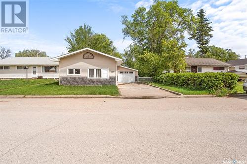 1317 Connaught Avenue, Moose Jaw, SK - Outdoor
