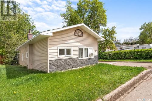1317 Connaught Avenue, Moose Jaw, SK - Outdoor