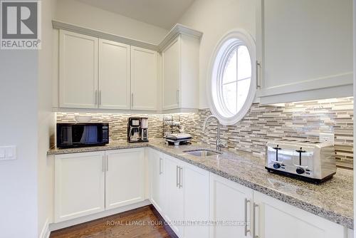 85 Spring Hill Drive, King, ON - Indoor Photo Showing Kitchen With Upgraded Kitchen