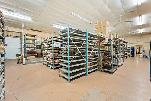 Entrepôt - 109 Ch. Favreau, Dunham, QC - Indoor Photo Showing Garage