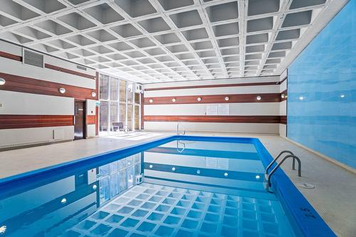 Piscine - 1601-3488 Ch. De La Côte-Des-Neiges, Montréal (Ville-Marie), QC - Indoor Photo Showing Other Room With In Ground Pool
