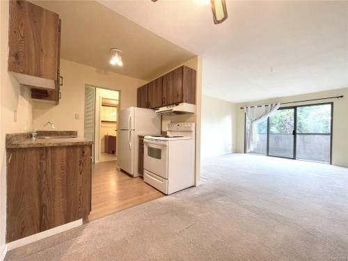 105-550 Bradley St, Nanaimo, BC - Indoor Photo Showing Kitchen