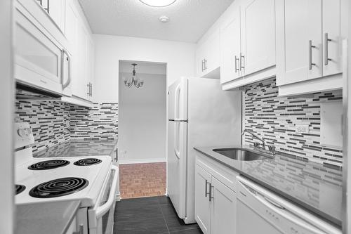 Kitchen - 612-3488 Ch. De La Côte-Des-Neiges, Montréal (Ville-Marie), QC - Indoor Photo Showing Kitchen With Upgraded Kitchen