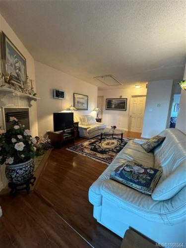 9847 Willow St, Chemainus, BC - Indoor With Fireplace