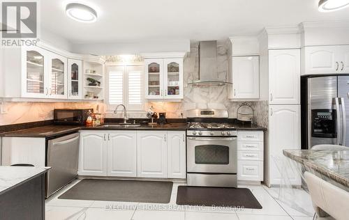 161 Kingsbridge Garden Circle, Mississauga, ON - Indoor Photo Showing Kitchen