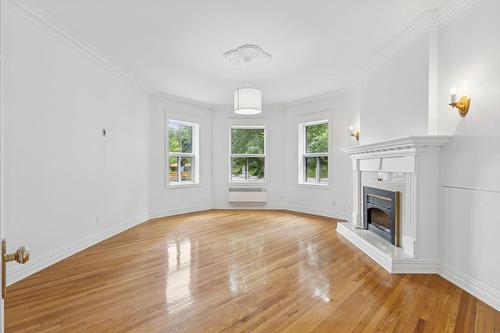 Living room - 1-2090 Rue Sherbrooke O., Montréal (Ville-Marie), QC - Indoor With Fireplace