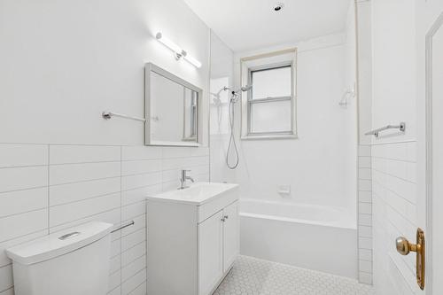 Bathroom - 1-2090 Rue Sherbrooke O., Montréal (Ville-Marie), QC - Indoor