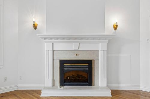 Living room - 1-2090 Rue Sherbrooke O., Montréal (Ville-Marie), QC - Indoor Photo Showing Living Room With Fireplace