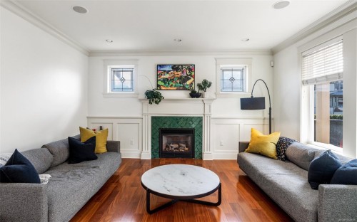 590 Simcoe St, Victoria, BC - Indoor Photo Showing Living Room With Fireplace