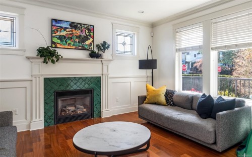 590 Simcoe St, Victoria, BC - Indoor Photo Showing Living Room With Fireplace