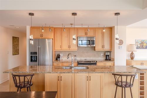 401-160 Lakeshore Drive, Penticton, BC - Indoor Photo Showing Kitchen With Double Sink With Upgraded Kitchen