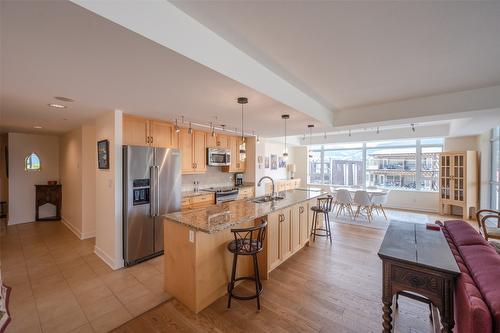 401-160 Lakeshore Drive, Penticton, BC - Indoor Photo Showing Kitchen