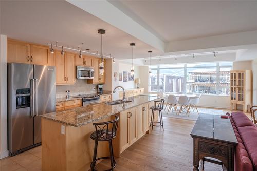 401-160 Lakeshore Drive, Penticton, BC - Indoor Photo Showing Kitchen With Upgraded Kitchen