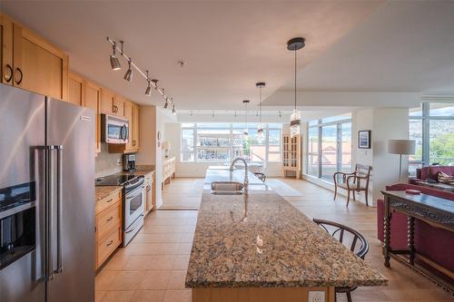 401-160 Lakeshore Drive, Penticton, BC - Indoor Photo Showing Kitchen With Double Sink