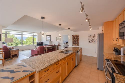 401-160 Lakeshore Drive, Penticton, BC - Indoor Photo Showing Kitchen With Double Sink