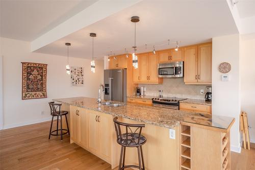 401-160 Lakeshore Drive, Penticton, BC - Indoor Photo Showing Kitchen With Double Sink With Upgraded Kitchen