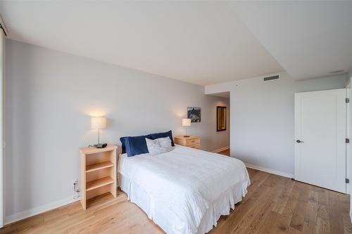 401-160 Lakeshore Drive, Penticton, BC - Indoor Photo Showing Bedroom