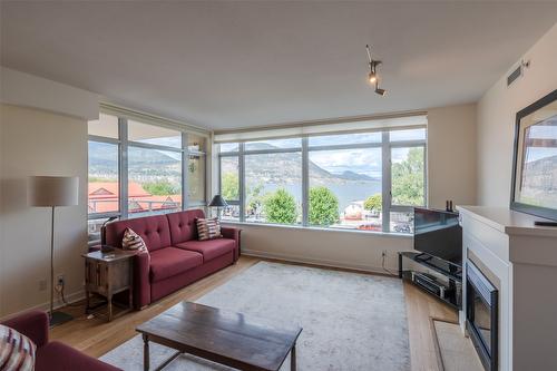 401-160 Lakeshore Drive, Penticton, BC - Indoor Photo Showing Living Room