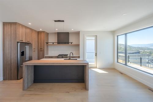 1075 Elk Street, Penticton, BC - Indoor Photo Showing Kitchen