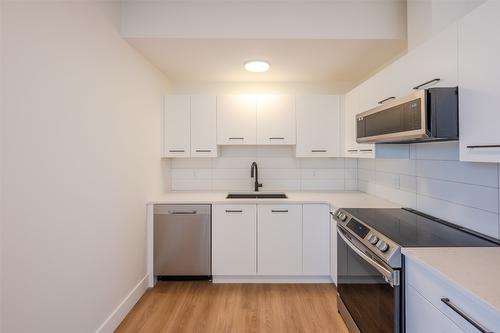 1075 Elk Street, Penticton, BC - Indoor Photo Showing Kitchen