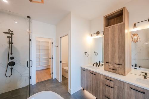 1075 Elk Street, Penticton, BC - Indoor Photo Showing Bathroom