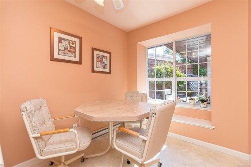 537 Fairways Pl, Cobble Hill, BC - Indoor Photo Showing Dining Room