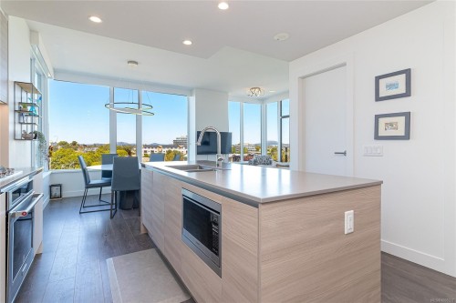 505-60 Saghalie Rd, Victoria, BC - Indoor Photo Showing Kitchen With Double Sink