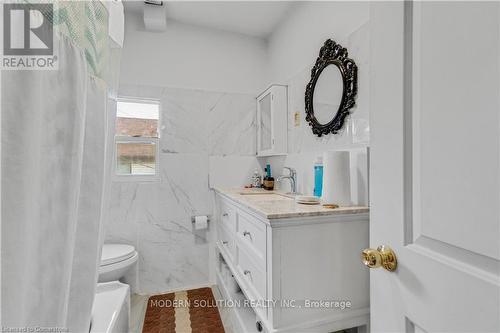 204 Sherman Avenue, Hamilton, ON - Indoor Photo Showing Bathroom
