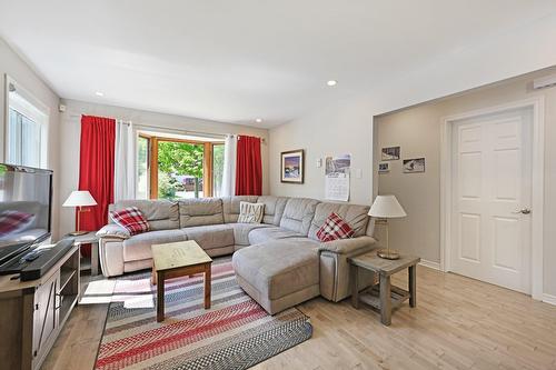 Salon - 134  - 134A Ch. Bernier, Sutton, QC - Indoor Photo Showing Living Room